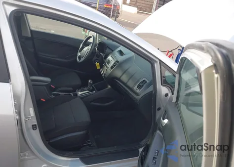 2018 Kia Forte Lx z USA, uszkodzony, nr VIN 3KPFK4A77JE202396